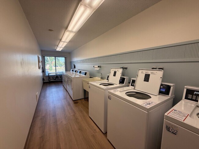 Building Photo - Spacious 2BR Edina Condo with Updated Interior, Outdoor Pool & Underground Parking