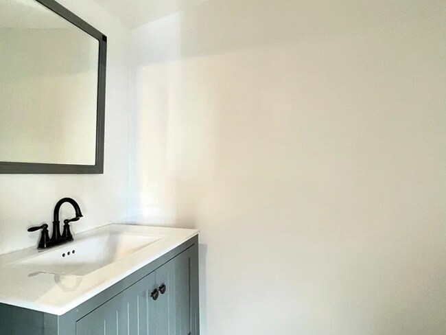 Building Photo - 3 Bed 1 & 1/2 Bath Home in a great Highland Park Location is Now Available!