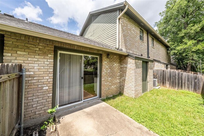 Building Photo - 1015 E Yager Ln