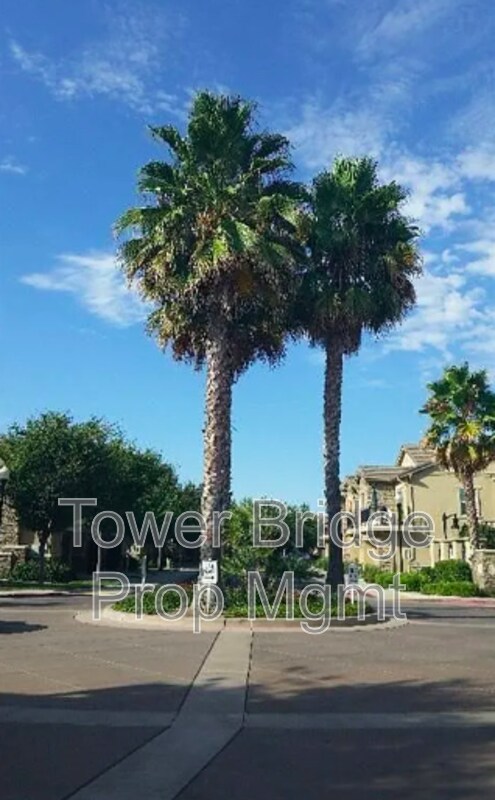 Building Photo - 3301 N Park Dr