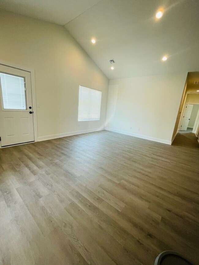 Building Photo - 1632/34 Hickory Creek