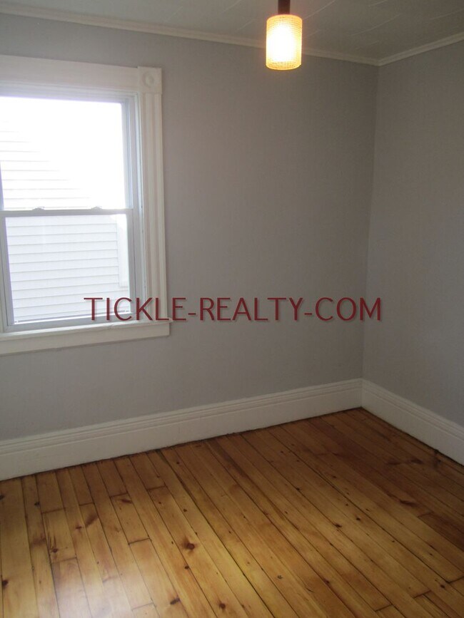 Building Photo - 3 Bedroom Single Family House
