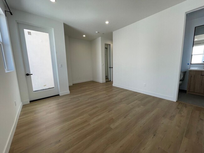 Building Photo - JUST COMPLETED MODERN TOWNHOMES! Never Liv...