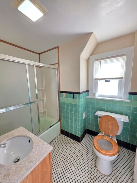 Building Photo - 1906 Burdett Ave