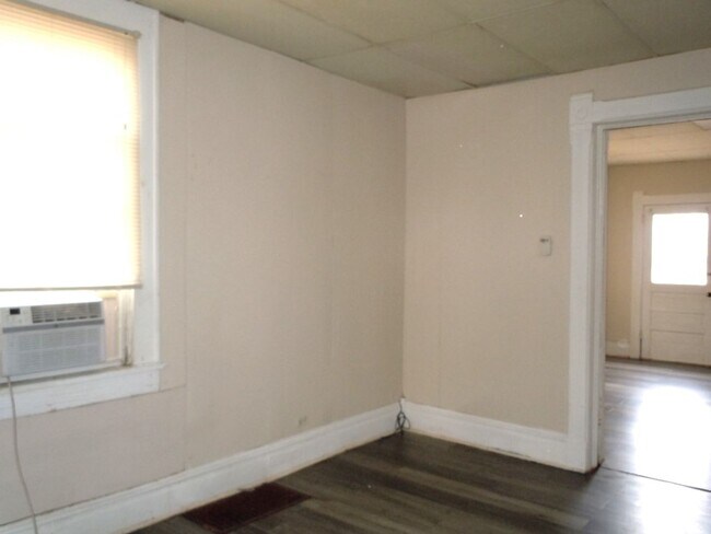 Building Photo - 227 S Chestnut St