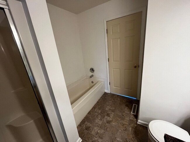 Building Photo - 3 Story Townhome in Prime Location