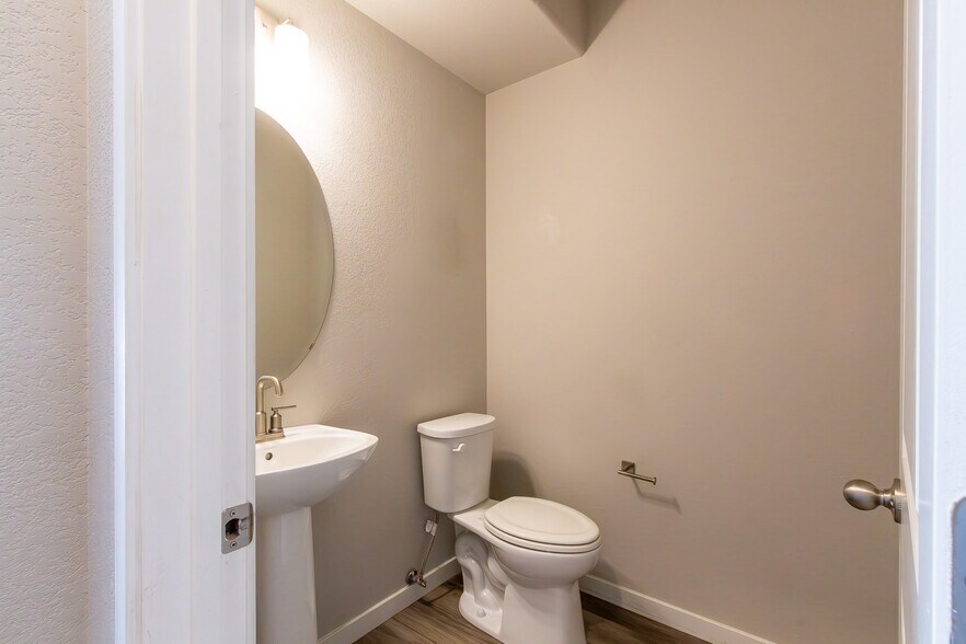 Building Photo - 8136 Lookout Ct