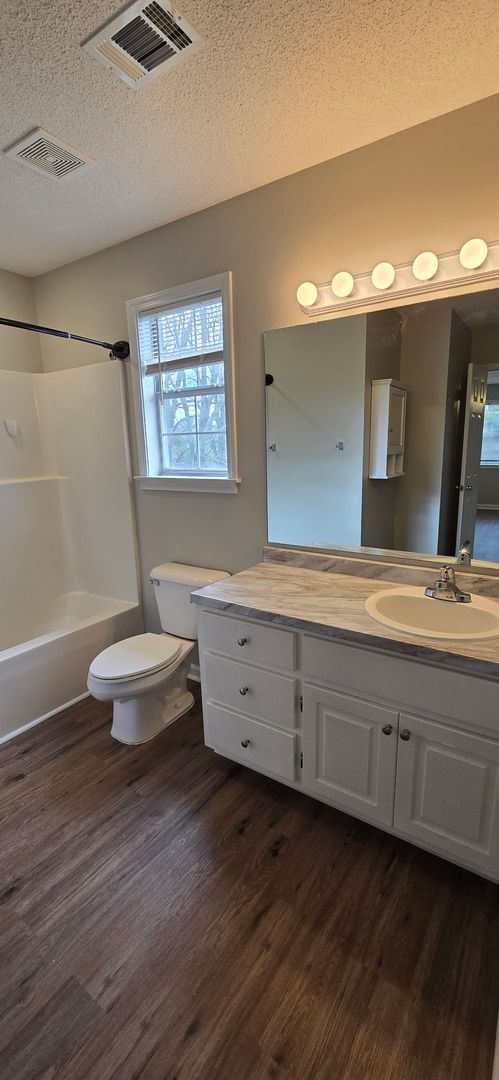 Building Photo - Lovely Jasper Townhome