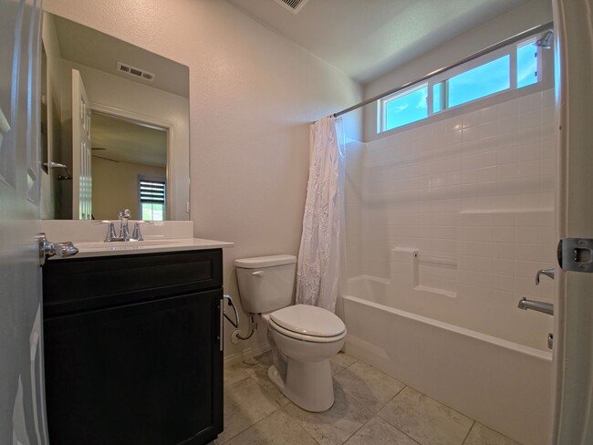 Building Photo - MOVE-IN READY - Upgraded 5+4 in Simi w/mou...