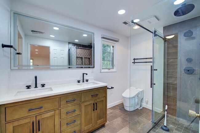 Building Photo - 4Bd/2.5Ba Mercer Island House
