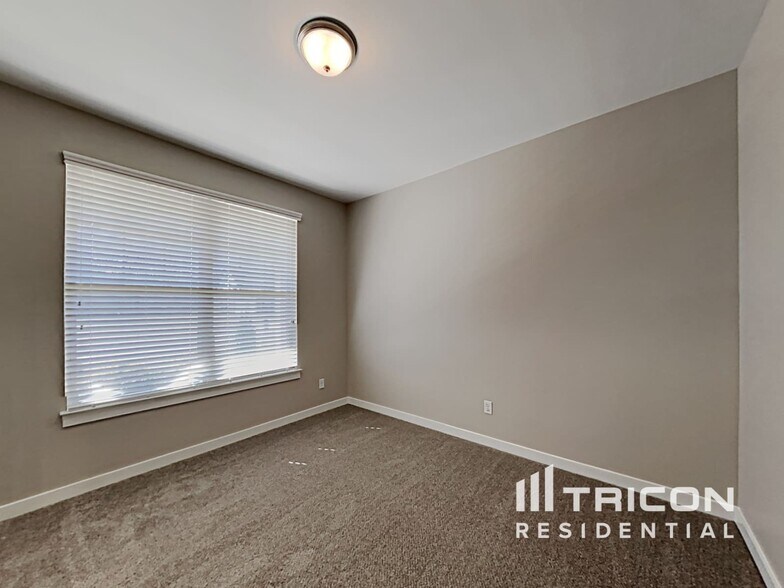 Building Photo - 745 Sapphire Dr