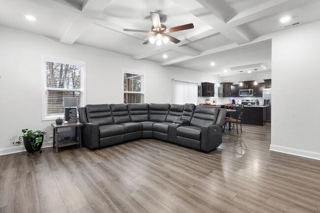 Building Photo - Pet Friendly Three Bedroom!