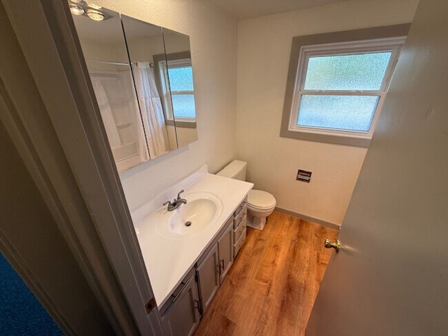Building Photo - Fresh 3 bed/1.5 bath duplex