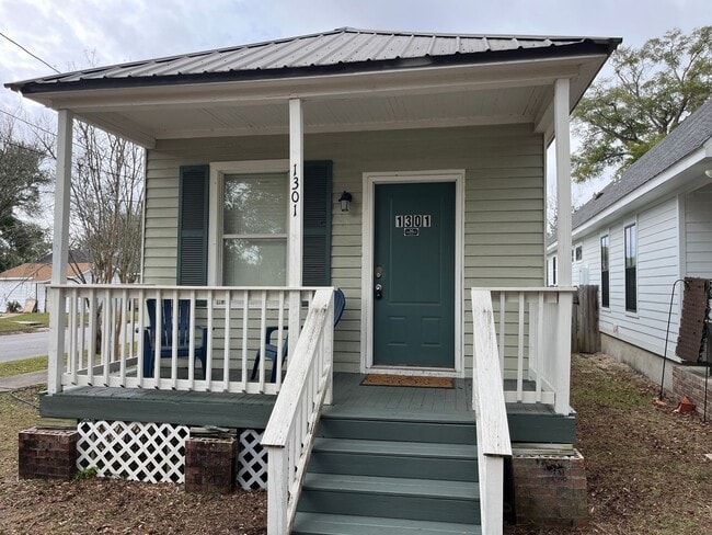 Building Photo - Furnished Downtown Mid Term Rental near East Hill