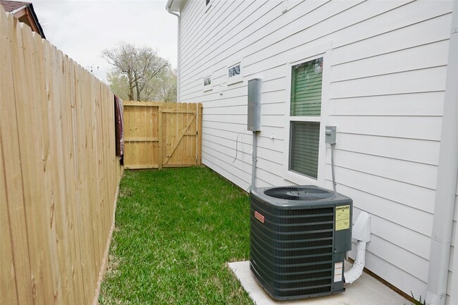 Building Photo - 5036 Van Fleet St