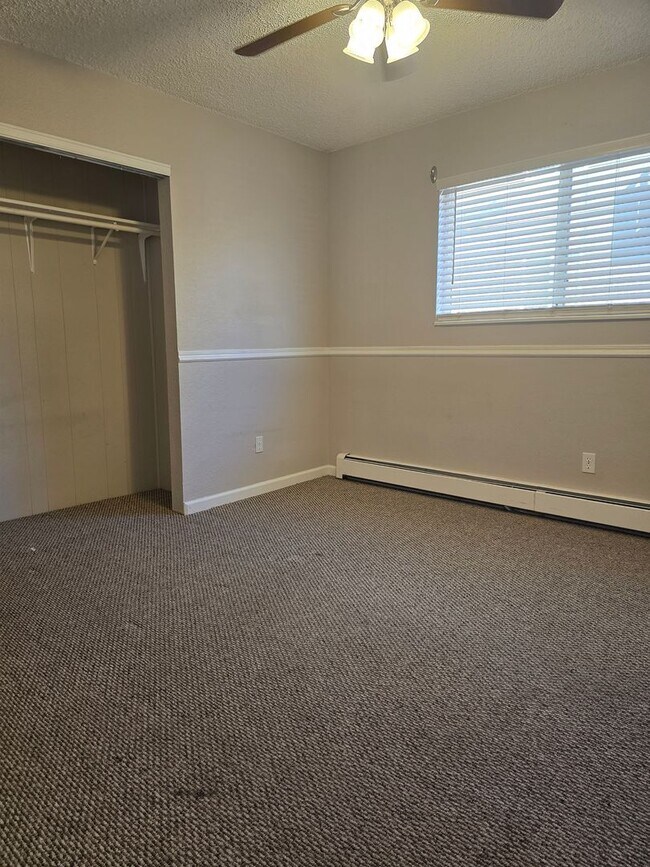 Building Photo - Cute end unit townhome 3-bedroom 2 baths i...