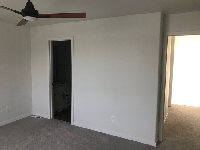 Building Photo - 3 Bed 3 Bath Twin Home