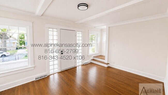 Building Photo - Spacious Home in Oak Park SW