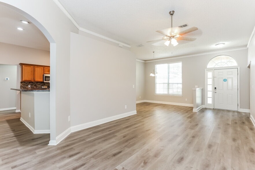 Building Photo - 857 Poydras Ln N