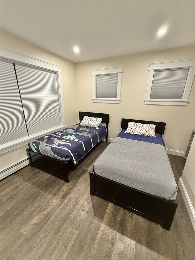 Building Photo - 304 NW River Rd