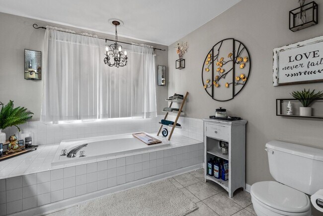 Building Photo - Luxurious 5-Bed, 2.5-Bath Home with Solar Panels in Newport News