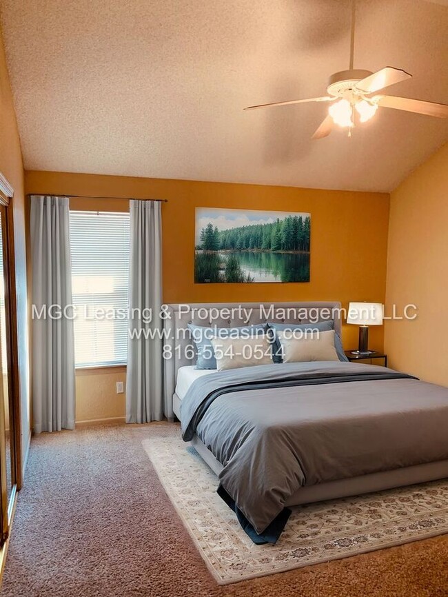 Building Photo - Spacious Townhome with Open Floor Plan in ...