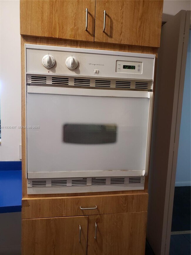 Building Photo - 601 Ives Dairy Rd