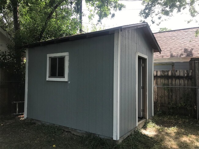 Building Photo - 215 E 25th St