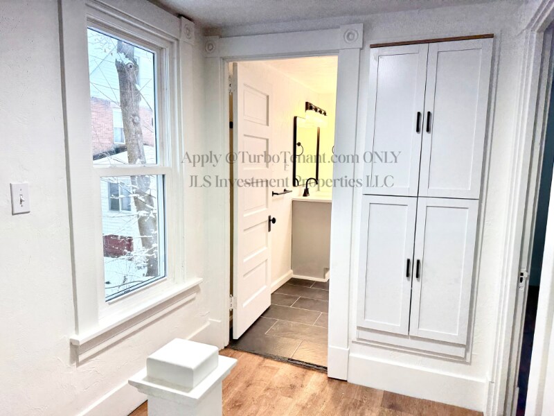 Building Photo - 341 N 6th Ave