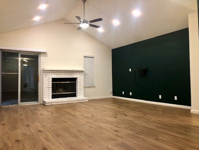 Building Photo - Charming and Spacious Home in Carmichael