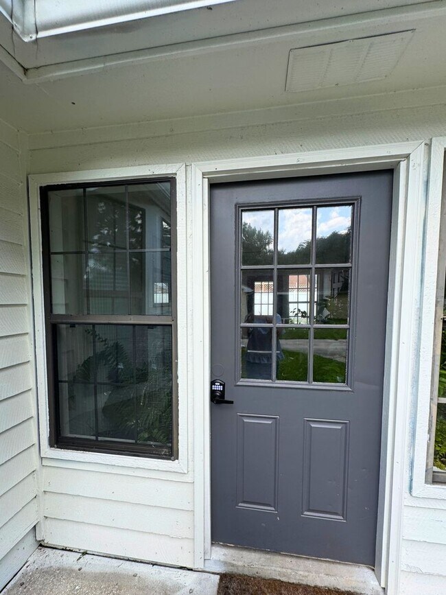 Building Photo - Spacious 4 Bedroom Home with Flex Room & S...