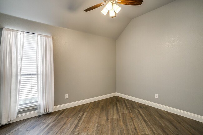 Building Photo - Beautiful 4 Bed, 2 Bath in Pristine Willow...