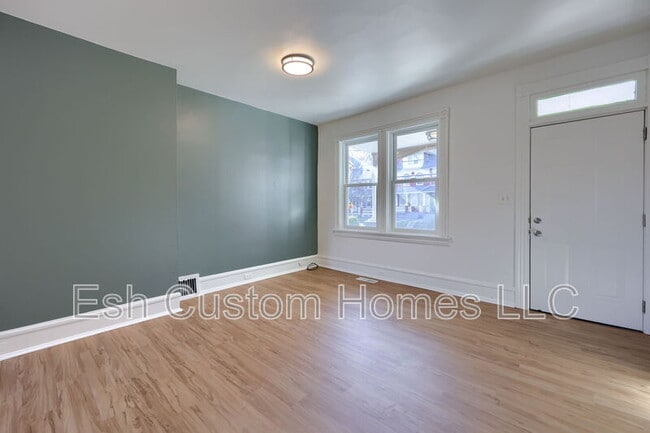 Building Photo - 227 S Ann St