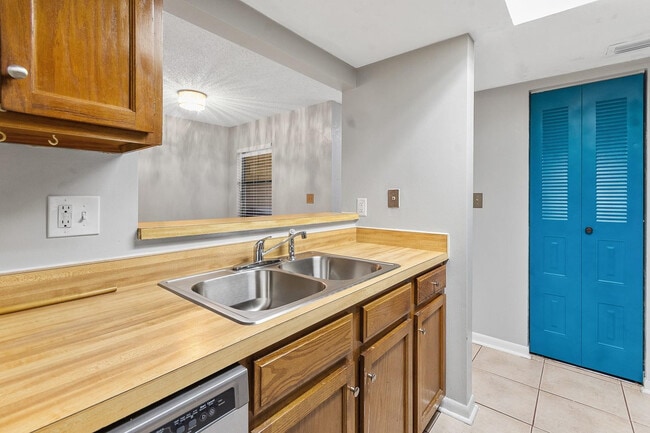 Building Photo - 6926 SW 45th Ave