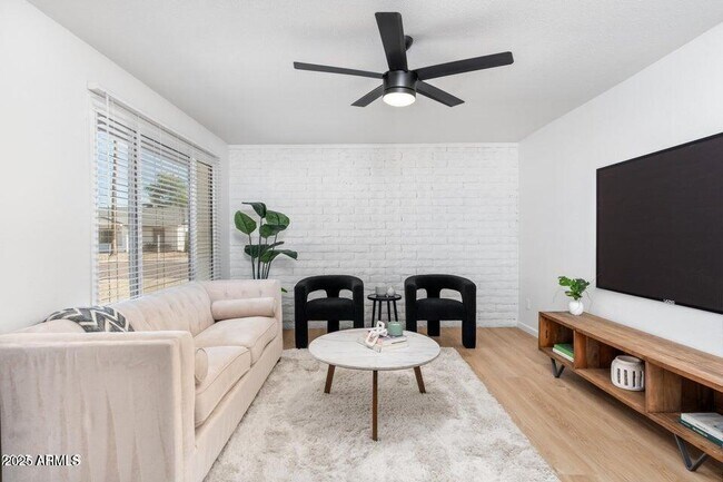 Building Photo - 414 W Santa Cruz Dr