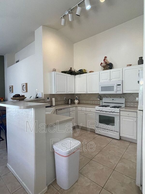 Building Photo - 3641 S Hawthorn Dr