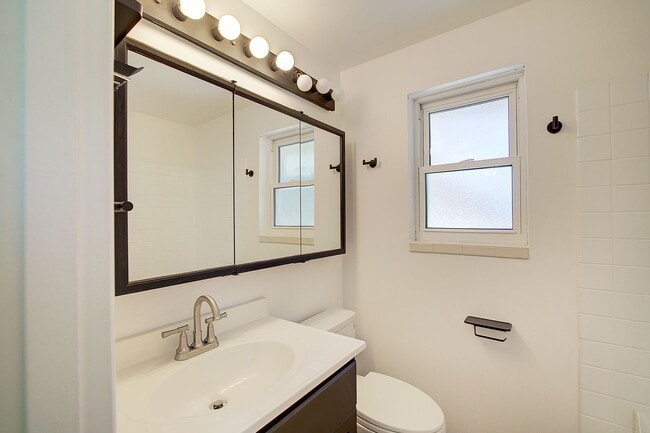 Building Photo - 4Bd/2Ba Kent Home
