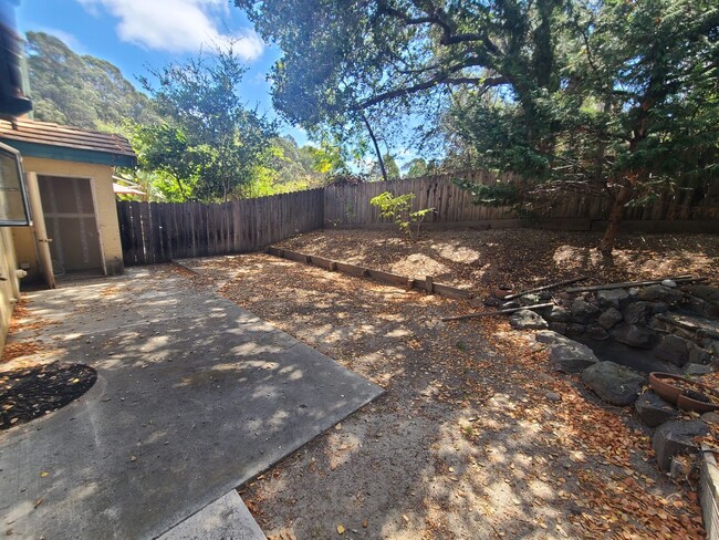 Building Photo - Charming 2 Bedroom Townhouse in Castro Val...