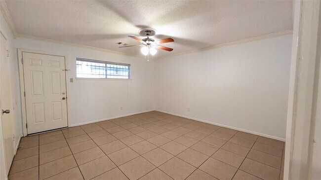 Building Photo - 44 W Tri Oaks Ln