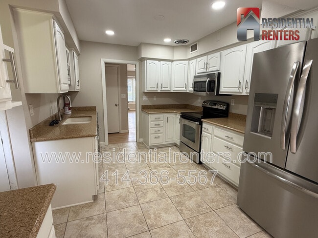 Building Photo - 205 N 165th St