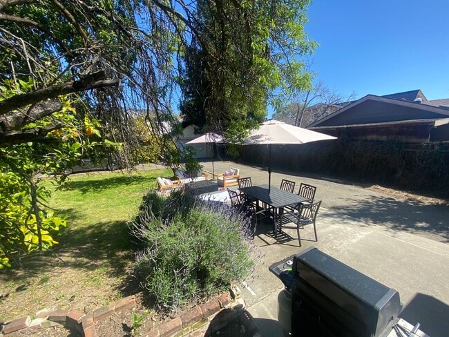 Building Photo - Pleasanton, Charming Downtown Living, Walk to Main St. 3 bed / 1 bath – Large Yard! Great schools