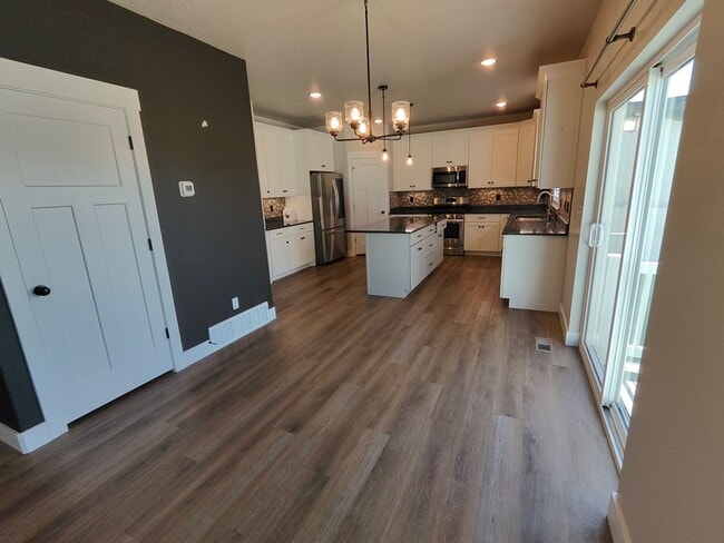 Building Photo - Spacious 4 bed/2.5 bath Home!