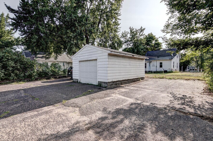 Building Photo - 616 Davis Ave