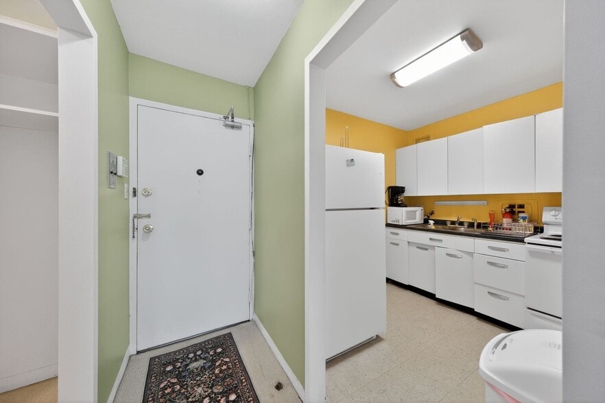 Building Photo - 7337 S South Shore Dr