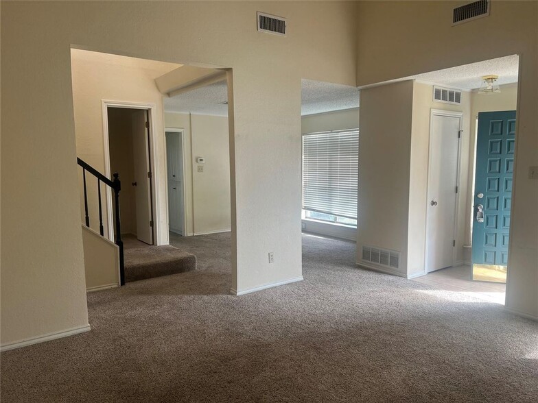 Building Photo - 1 Lakeway Dr