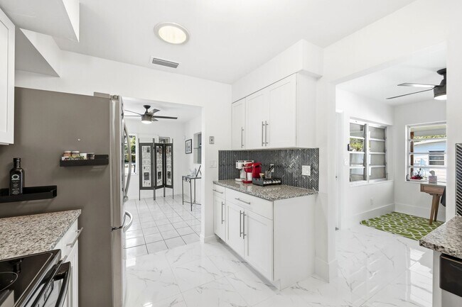 Building Photo - Retro Pool home close to downtown Naples
