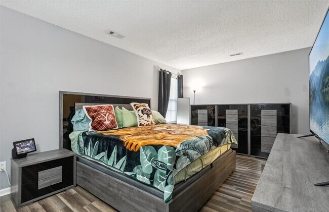 Building Photo - Spacious 4 bedroom, 2.5 bath home in Cobbl...