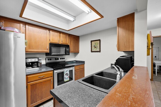 Building Photo - this well-maintained townhome features 2 bedrooms and 2 bathrooms