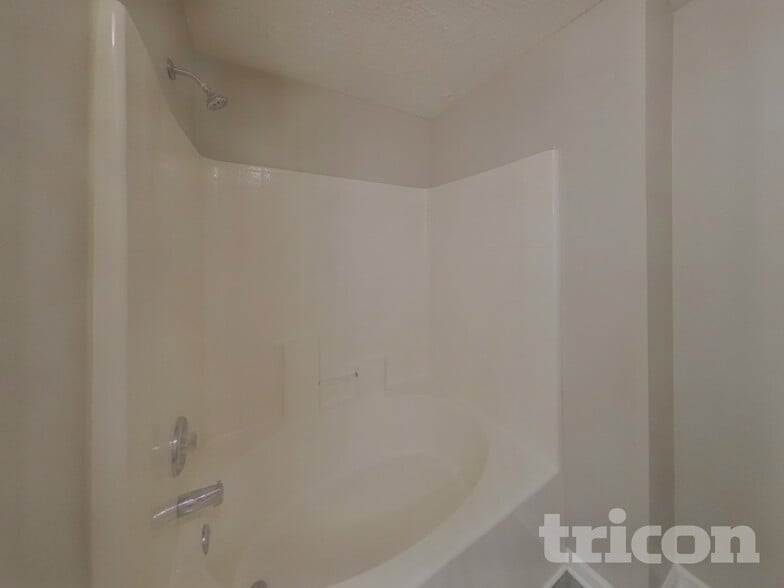 Building Photo - 2024 Meadow Glen Cir