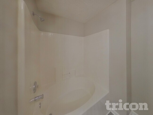 Building Photo - 2024 Meadow Glen Cir